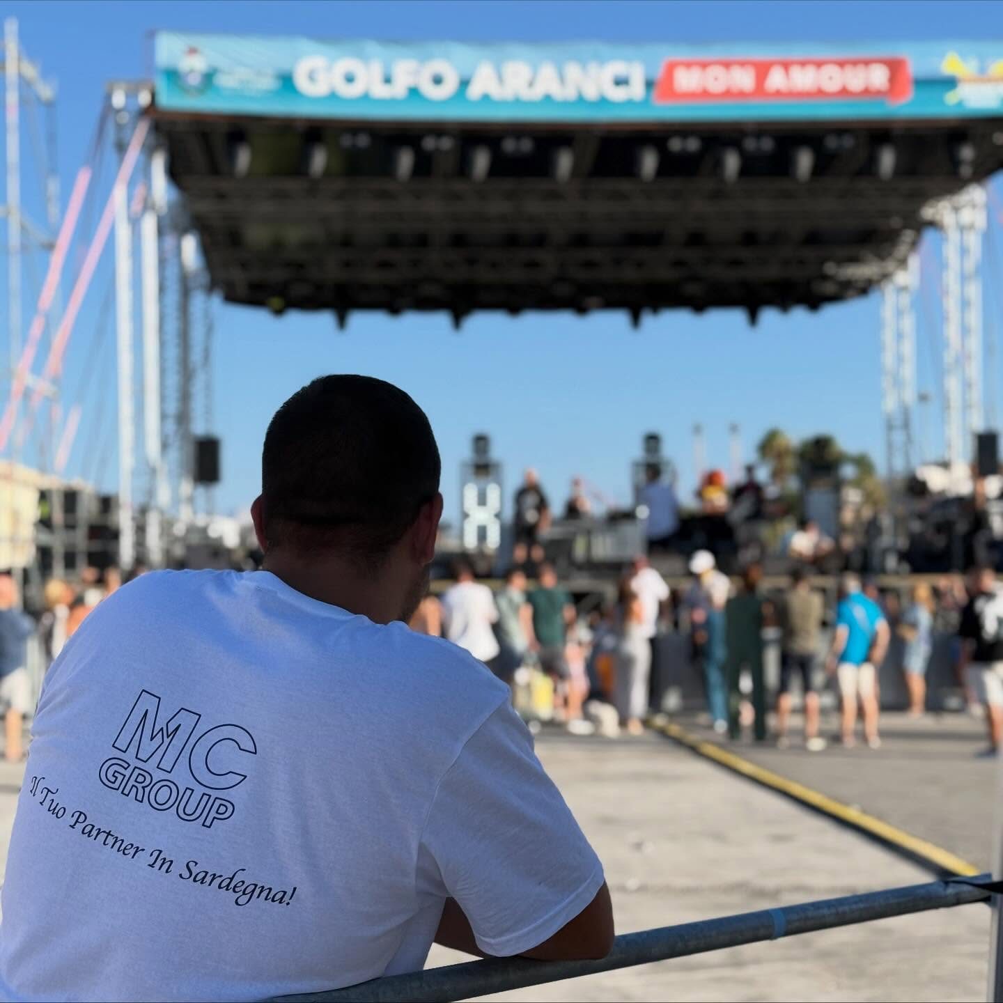 Staff MC Group sotto il palco di Golfo Aranci Mon Amour